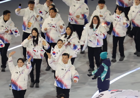 차준환·박지우 기수, 입장하는 대한민국 선수단