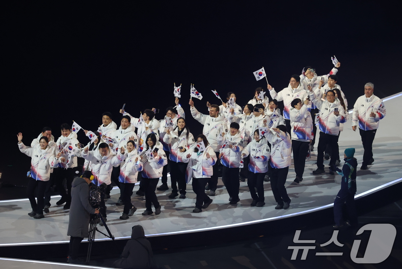 (밀라노=뉴스1) 김진환 기자 = 대한민국 선수단 기수 차준환(피겨 스케이팅)과 박지우(스피드 스케이팅)가 6일 오후(현지시간) 이탈리아 밀라노 산시로 올림픽 스타디움에서 열린 2 …