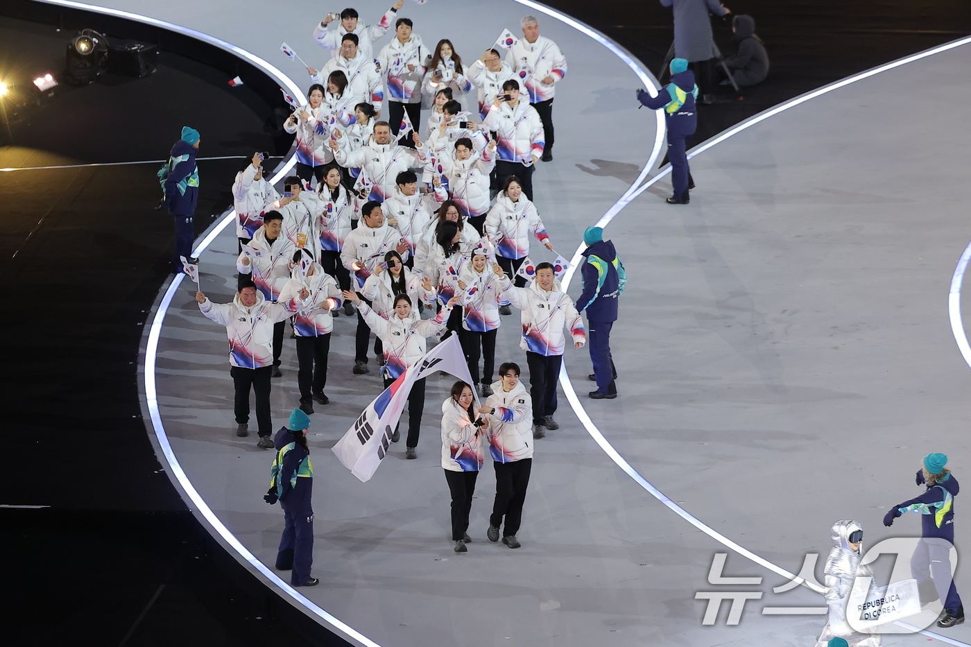 (밀라노=뉴스1) 김성진 기자 = 대한민국 선수단 기수 차준환(피겨 스케이팅)과 박지우(스피드 스케이팅)가 6일 오후(현지시간) 이탈리아 밀라노 산시로 올림픽 스타디움에서 열린 2 …