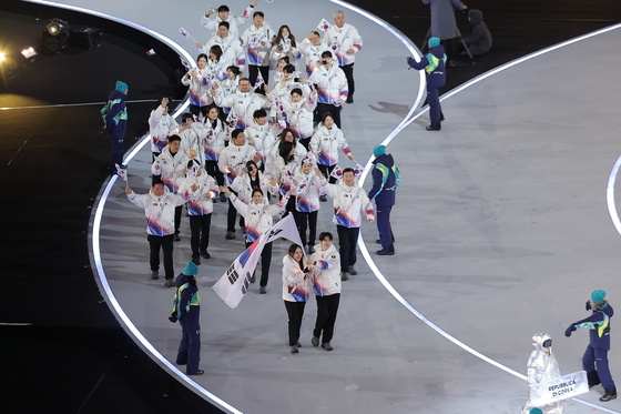 입장하는 대한민국 선수단