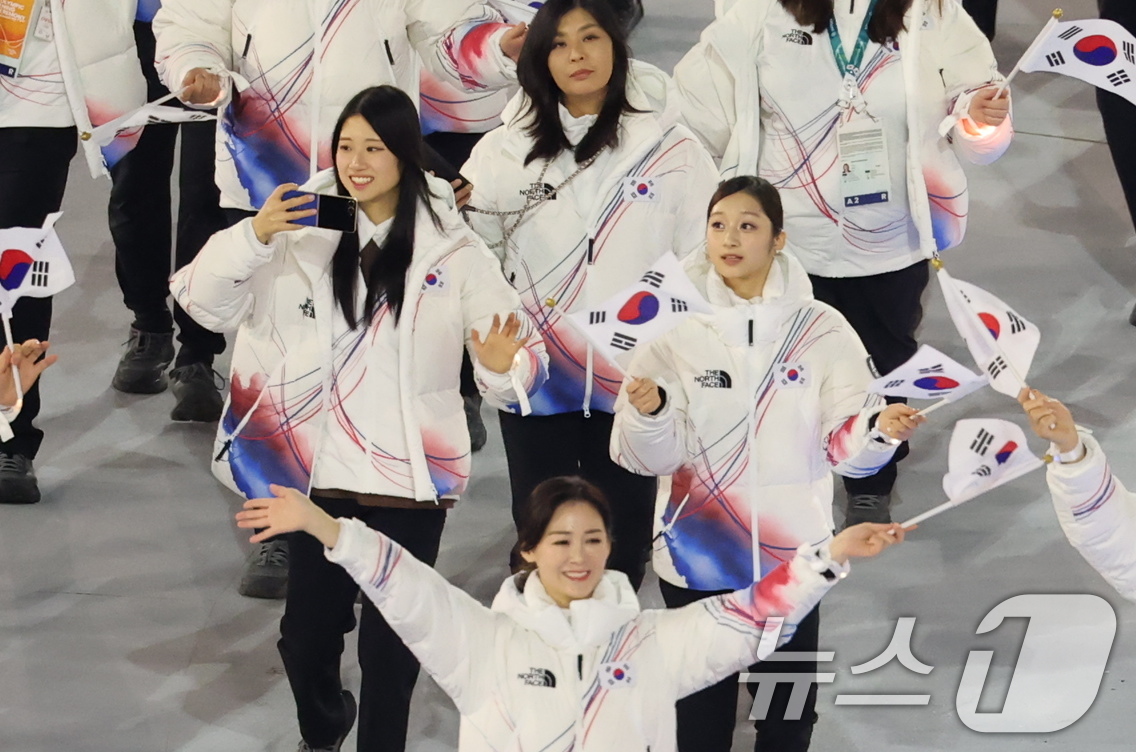 (밀라노=뉴스1) 김진환 기자 = 신지아(피겨 스케이팅) 등 대한민국 선수단이 6일 오후(현지시간) 이탈리아 밀라노 산시로 올림픽 스타디움에서 열린 2026 밀라노·코르티나담페초 …