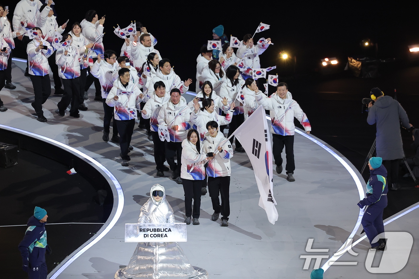 (밀라노=뉴스1) 김성진 기자 = 대한민국 선수단 기수 차준환(피겨 스케이팅)과 박지우(스피드 스케이팅)가 6일 오후(현지시간) 이탈리아 밀라노 산시로 올림픽 스타디움에서 열린 2 …