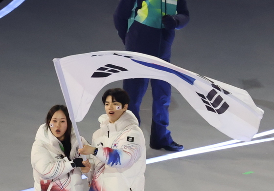 태극기 흔드는 차준환·박지우