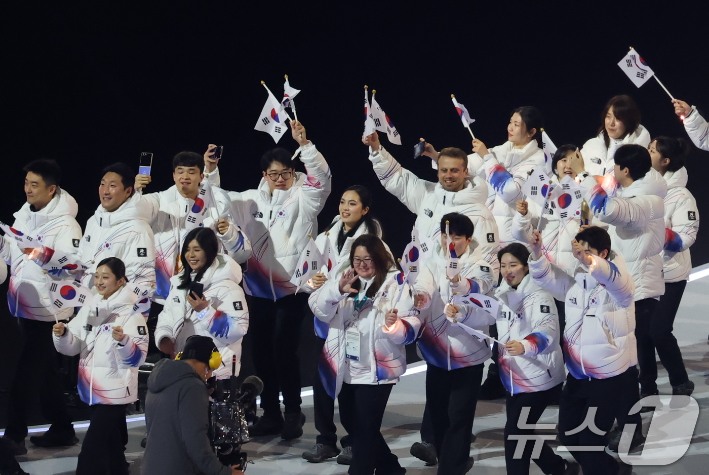 (밀라노=뉴스1) 김진환 기자 = 대한민국 선수단이 6일 오후(현지시간) 이탈리아 밀라노 산시로 올림픽 스타디움에서 열린 2026 밀라노·코르티나담페초 동계올림픽대회 개회식에 입장 …