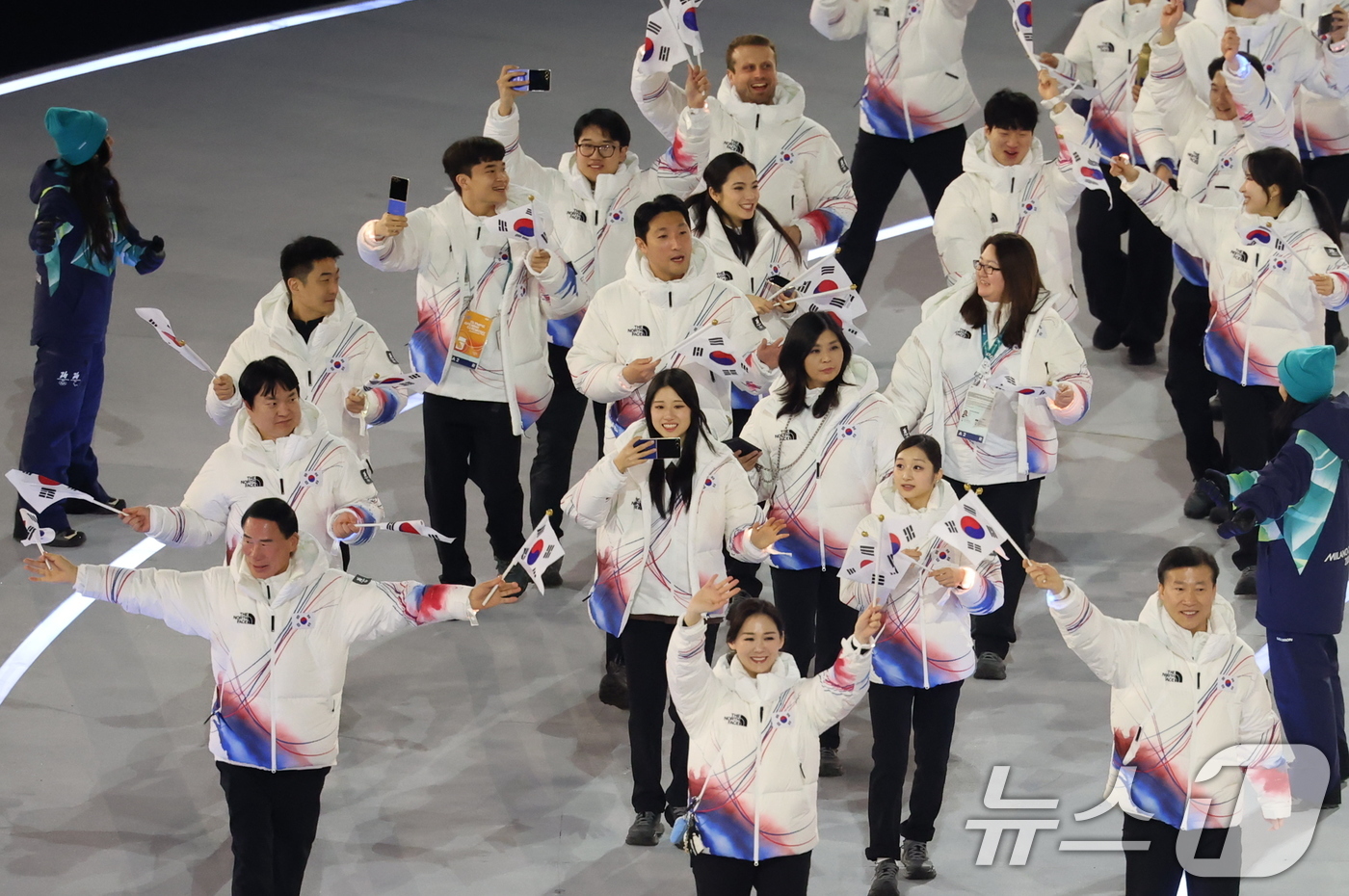 (밀라노=뉴스1) 김진환 기자 = 대한민국 선수단이 6일 오후(현지시간) 이탈리아 밀라노 산시로 올림픽 스타디움에서 열린 2026 밀라노·코르티나담페초 동계올림픽대회 개회식에 입장 …