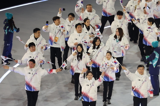 태극기 흔들며 입장하는 대한민국 선수단