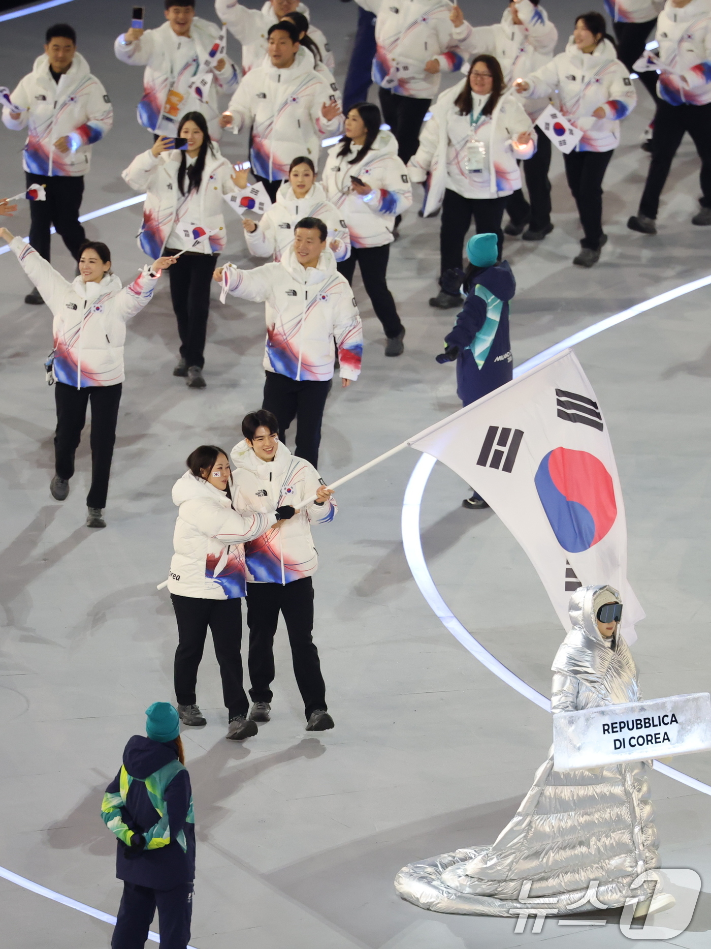 (밀라노=뉴스1) 김진환 기자 = 대한민국 선수단 기수 차준환(피겨 스케이팅)과 박지우(스피드 스케이팅)가 6일 오후(현지시간) 이탈리아 밀라노 산시로 올림픽 스타디움에서 열린 2 …