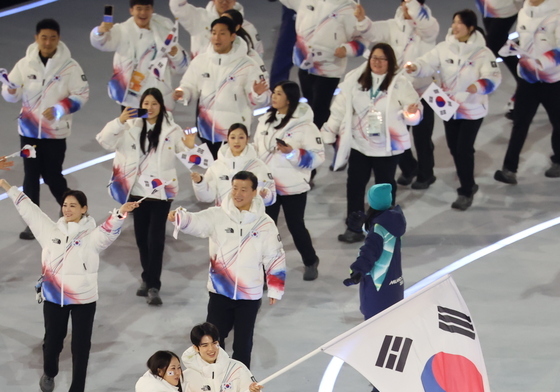 밝은 표정으로 입장하는 차준환·박지우