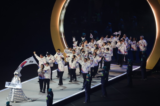 링 사이로 입장하는 대한민국 선수단