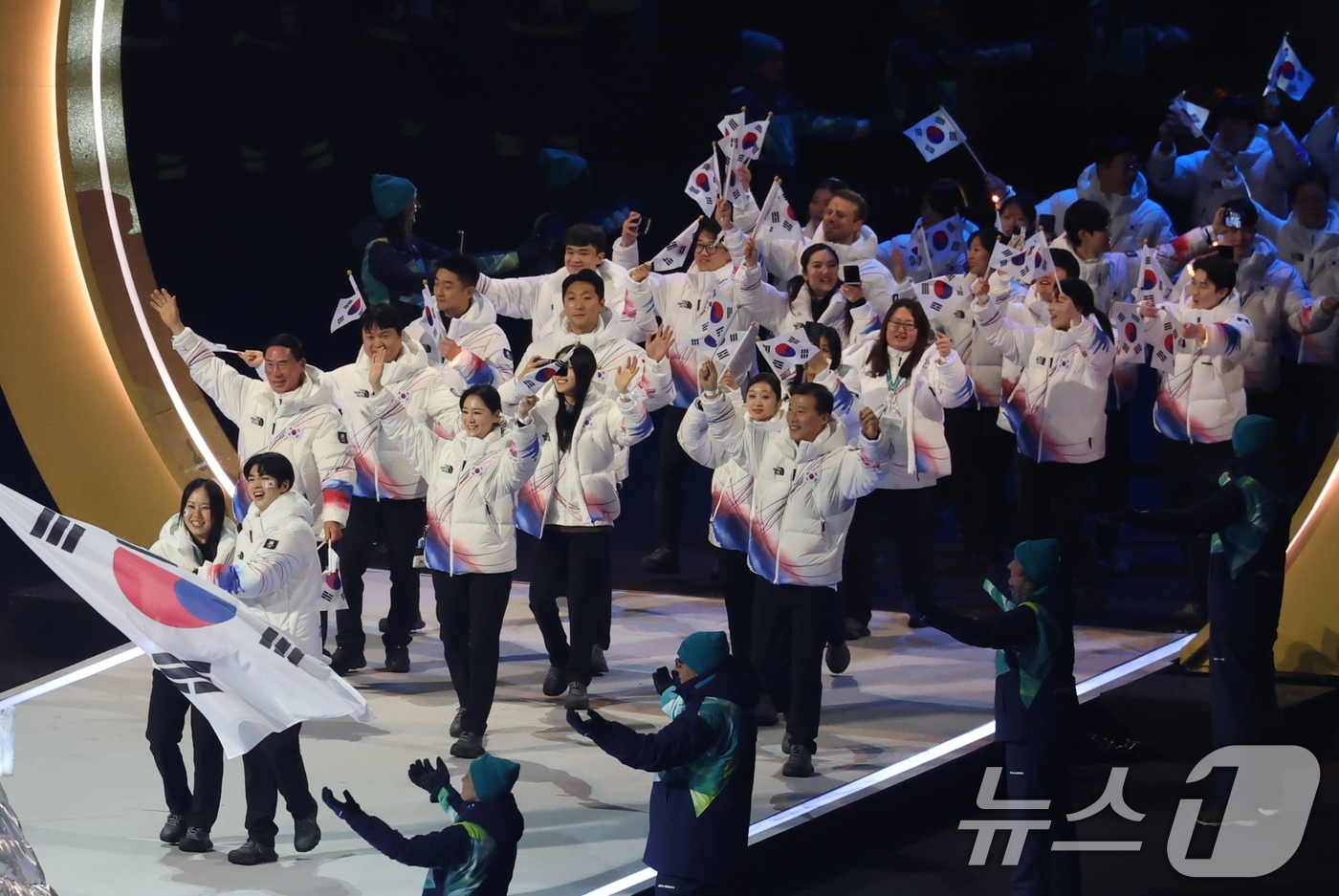 (밀라노=뉴스1) 김진환 기자 = 대한민국 선수단 기수 차준환(피겨 스케이팅)과 박지우(스피드 스케이팅)가 6일 오후(현지시간) 이탈리아 밀라노 산시로 올림픽 스타디움에서 열린 2 …