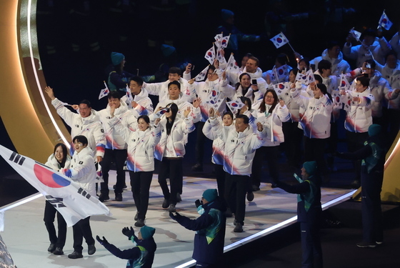 대한민국 선수단 '신나게 등장'