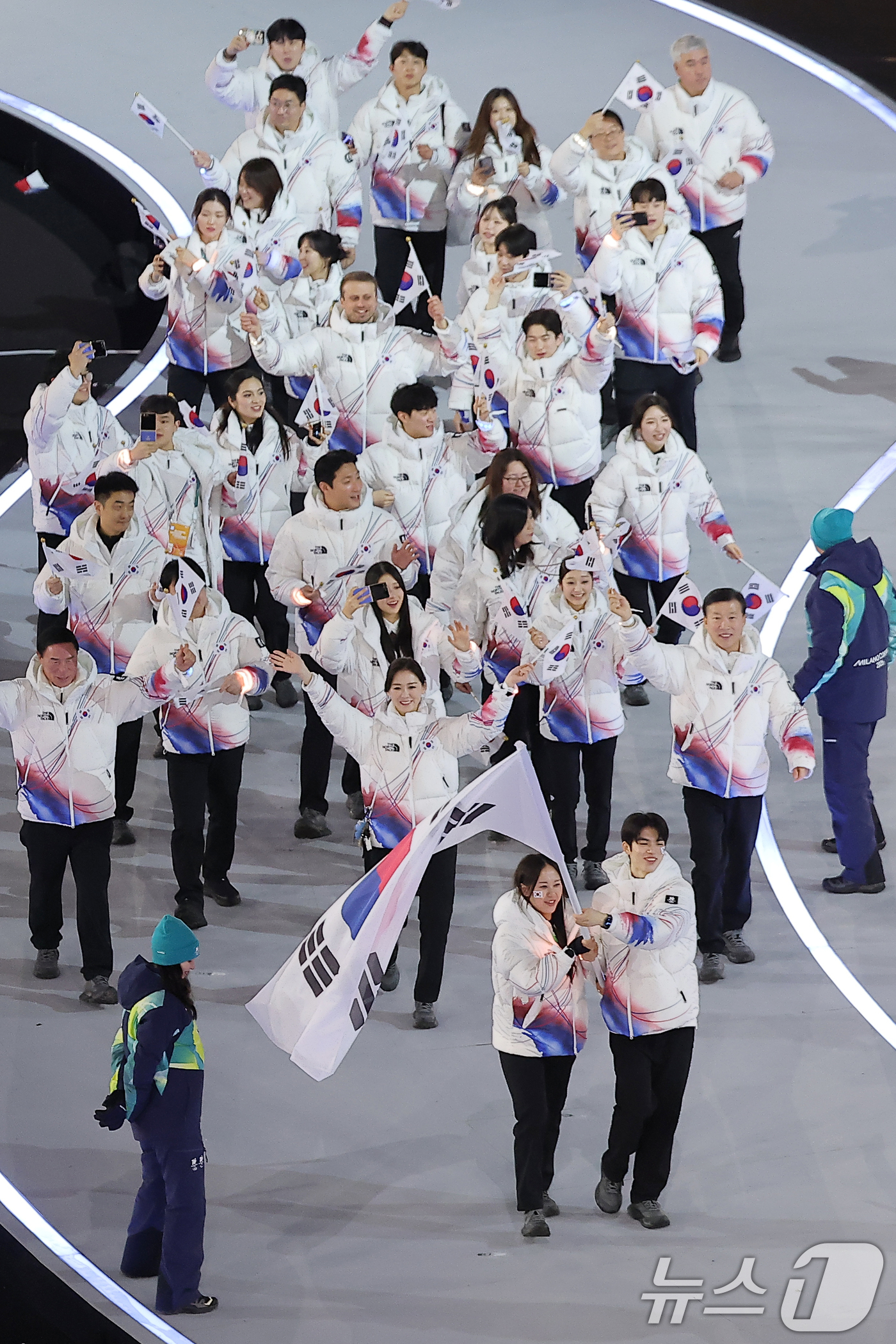 (밀라노=뉴스1) 김성진 기자 = 대한민국 선수단 기수 차준환(피겨 스케이팅)과 박지우(스피드 스케이팅)가 6일 오후(현지시간) 이탈리아 밀라노 산시로 올림픽 스타디움에서 열린 2 …