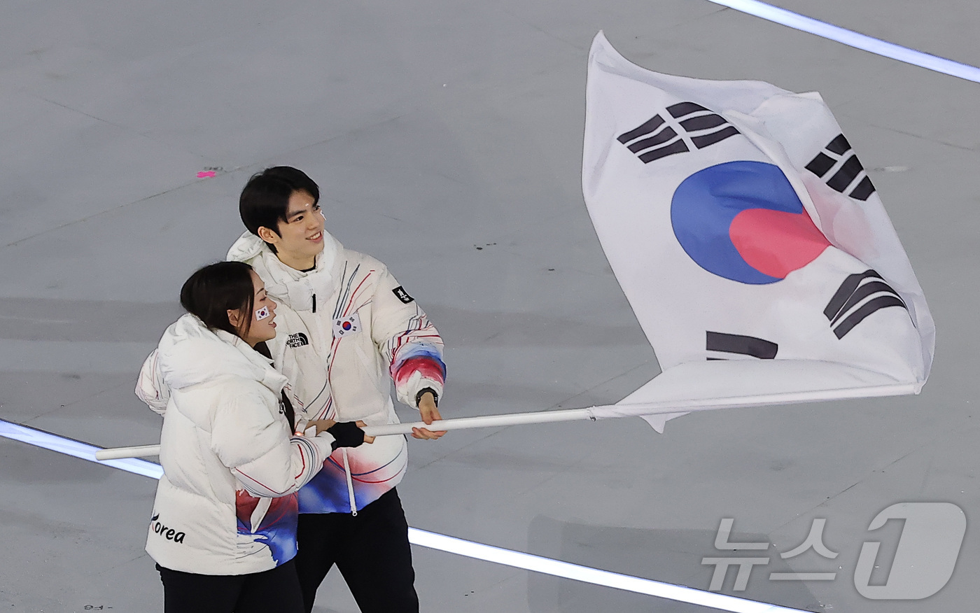 (밀라노=뉴스1) 김성진 기자 = 대한민국 선수단 기수 차준환(피겨 스케이팅)과 박지우(스피드 스케이팅)가 6일 오후(현지시간) 이탈리아 밀라노 산시로 올림픽 스타디움에서 열린 2 …