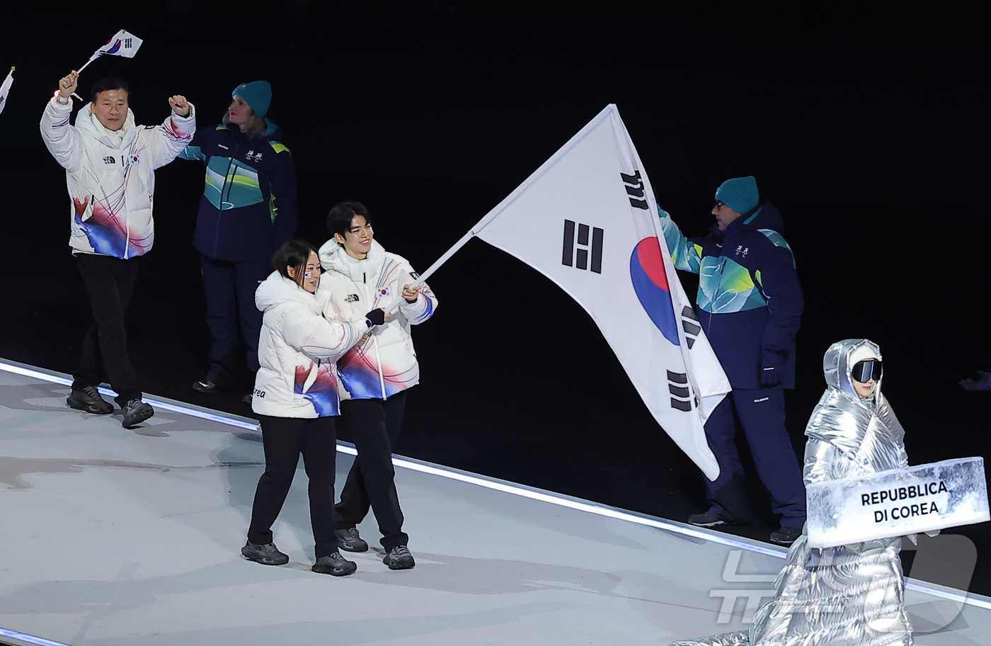 (밀라노=뉴스1) 김성진 기자 = 대한민국 선수단 기수 차준환(피겨 스케이팅)과 박지우(스피드 스케이팅)가 6일 오후(현지시간) 이탈리아 밀라노 산시로 올림픽 스타디움에서 열린 2 …