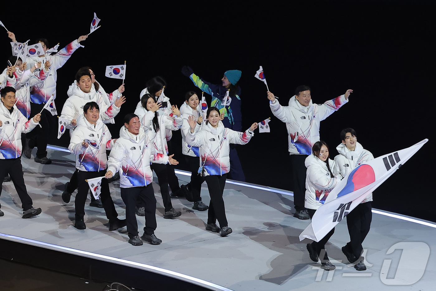 (밀라노=뉴스1) 김성진 기자 = 대한민국 선수단 기수 차준환(피겨 스케이팅)과 박지우(스피드 스케이팅)가 6일 오후(현지시간) 이탈리아 밀라노 산시로 올림픽 스타디움에서 열린 2 …