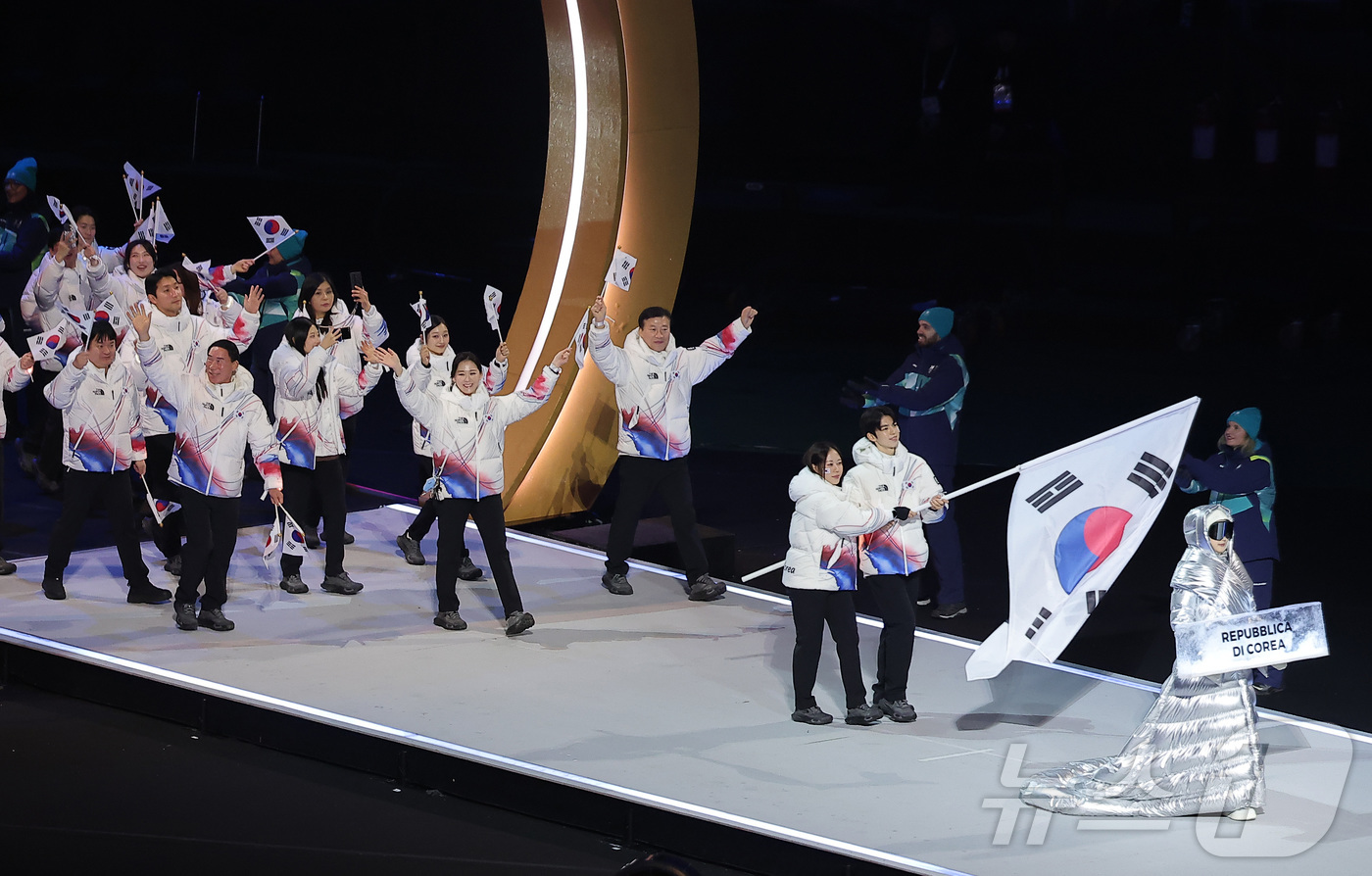 (밀라노=뉴스1) 김성진 기자 = 대한민국 선수단 기수 차준환(피겨 스케이팅)과 박지우(스피드 스케이팅)가 6일 오후(현지시간) 이탈리아 밀라노 산시로 올림픽 스타디움에서 열린 2 …