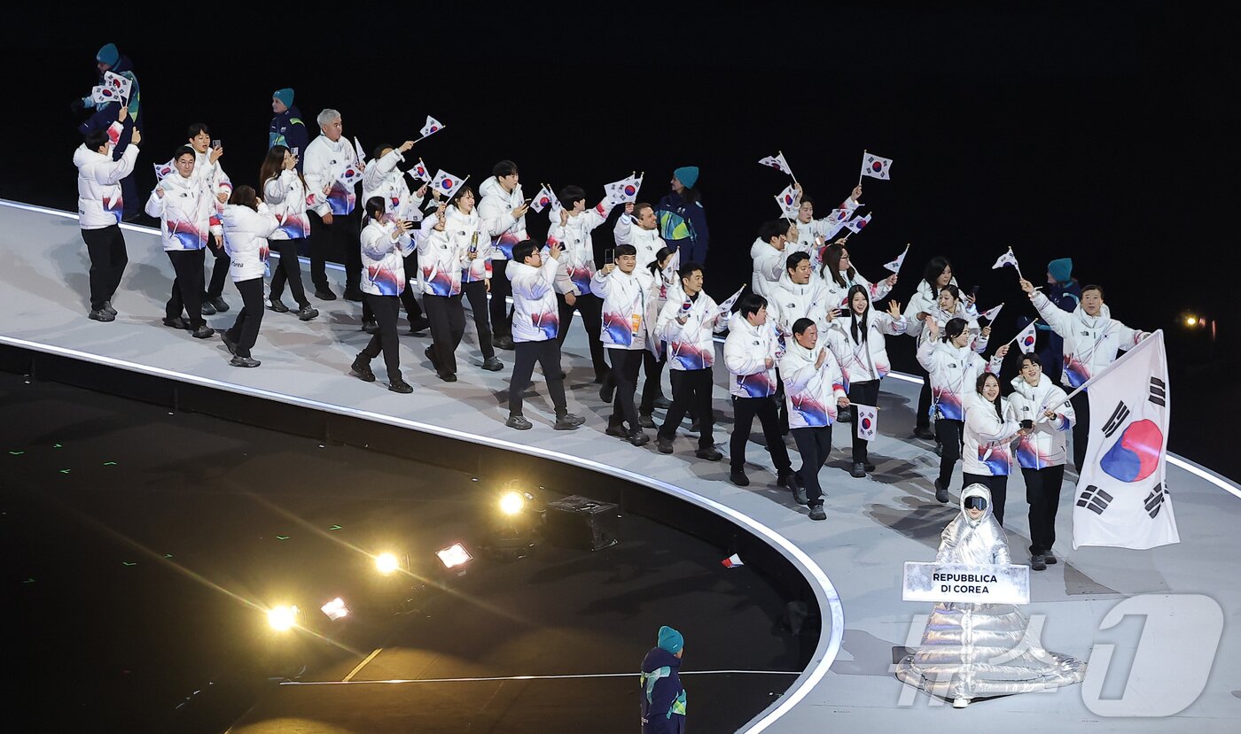 본문 이미지 - 개회식에서 입장 중인 대한민국 선수단. 2026.2.7 ⓒ 뉴스1 김성진 기자
