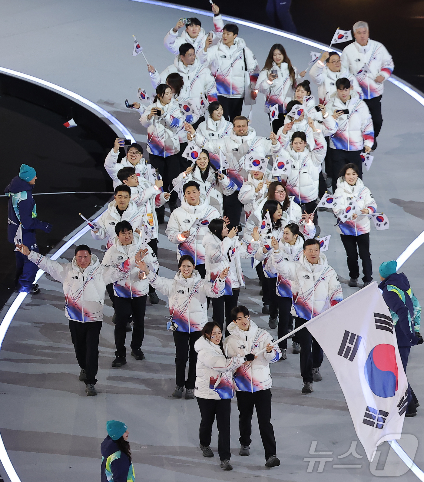 (밀라노=뉴스1) 김성진 기자 = 대한민국 선수단 기수 차준환(피겨 스케이팅)과 박지우(스피드 스케이팅)가 6일 오후(현지시간) 이탈리아 밀라노 산시로 올림픽 스타디움에서 열린 2 …