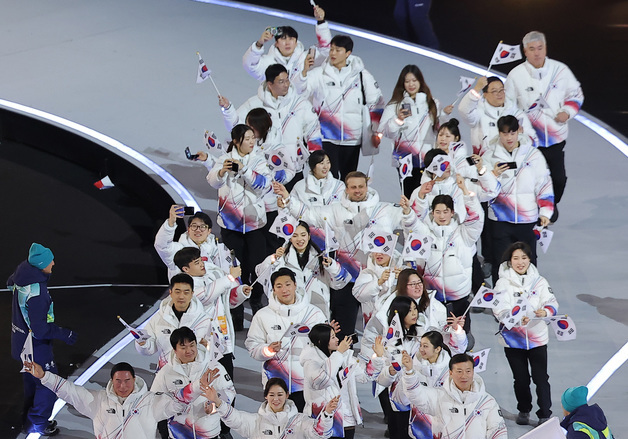 태극기 흔들며 입장하는 대한민국 선수단