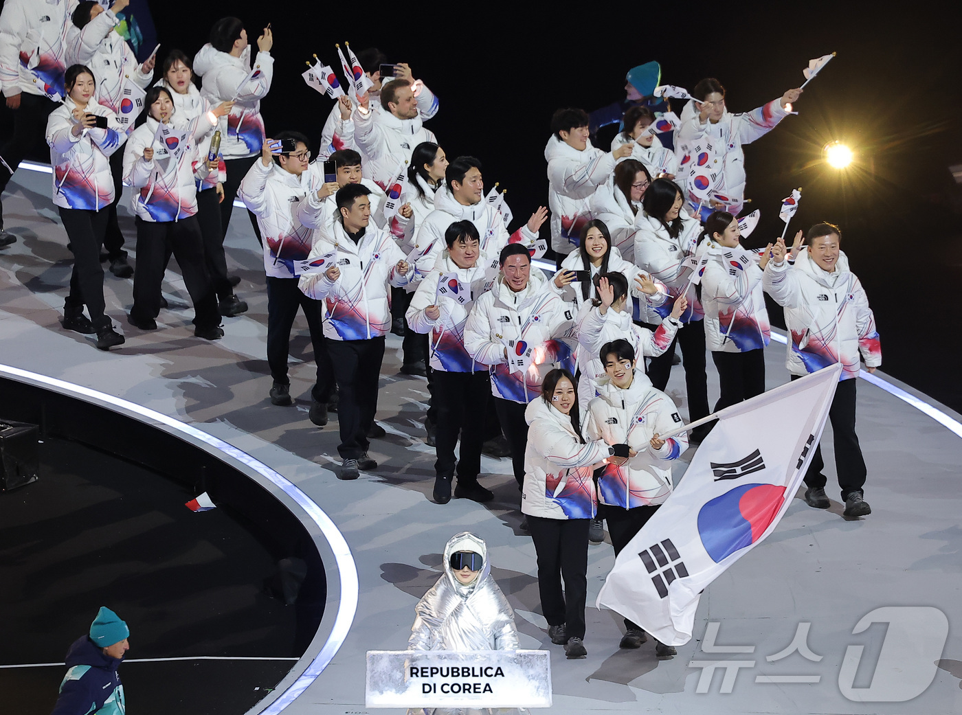 (밀라노=뉴스1) 김성진 기자 = 대한민국 선수단 기수 차준환(피겨 스케이팅)과 박지우(스피드 스케이팅)가 6일 오후(현지시간) 이탈리아 밀라노 산시로 올림픽 스타디움에서 열린 2 …