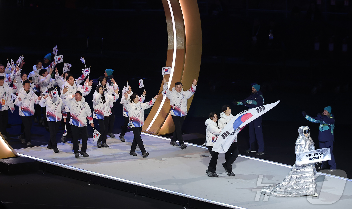 (밀라노=뉴스1) 김성진 기자 = 대한민국 선수단 기수 차준환(피겨 스케이팅)과 박지우(스피드 스케이팅)가 6일 오후(현지시간) 이탈리아 밀라노 산시로 올림픽 스타디움에서 열린 2 …