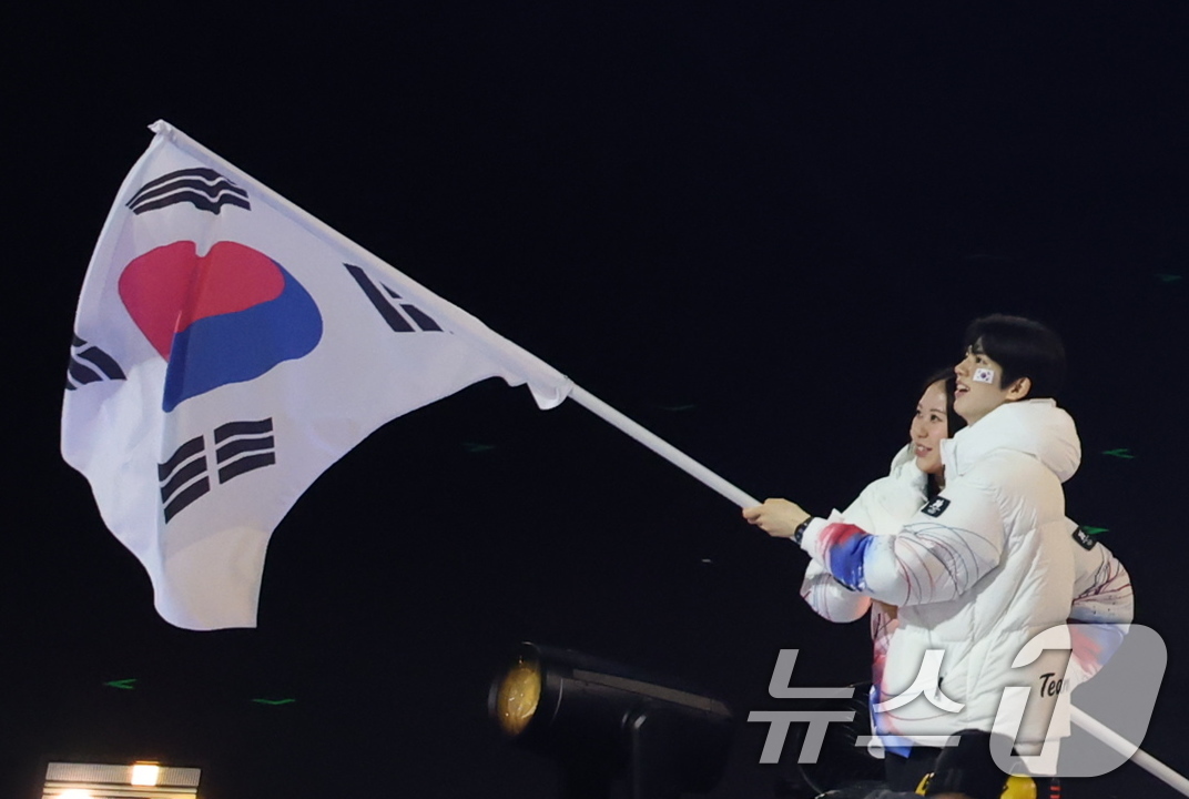 (밀라노=뉴스1) 김진환 기자 = 대한민국 선수단 기수 차준환(피겨 스케이팅)과 박지우(스피드 스케이팅)가 6일 오후(현지시간) 이탈리아 밀라노 산시로 올림픽 스타디움에서 열린 2 …