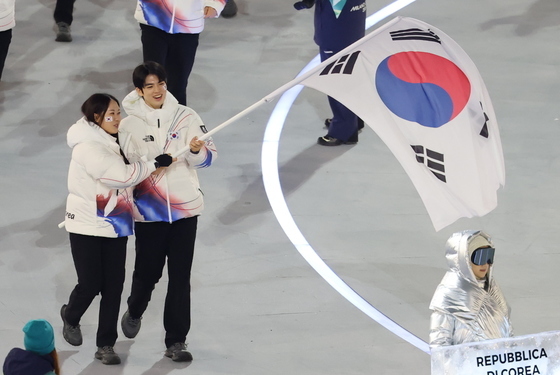 태극기 흔드는 차준환·박지우