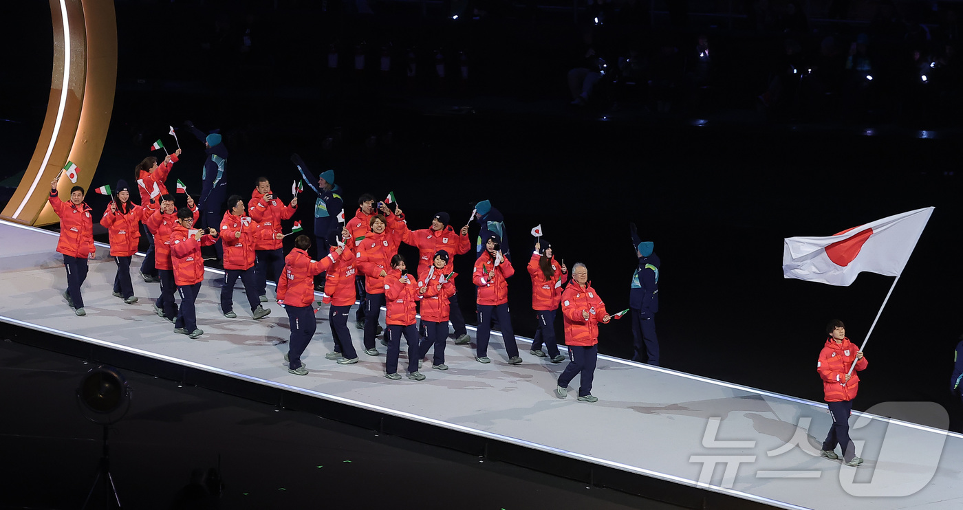 (밀라노=뉴스1) 김성진 기자 = 6일 오후(현지시간) 이탈리아 밀라노 산시로 올림픽 스타디움에서 열린 2026 밀라노·코르티나담페초 동계올림픽대회 개회식에서 일본 선수단이 입장하 …
