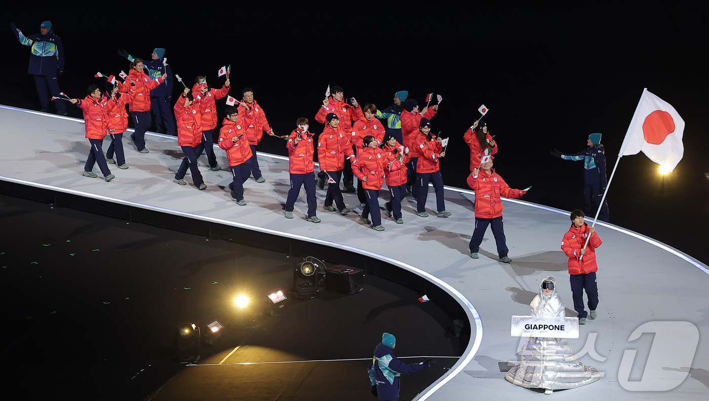 (밀라노=뉴스1) 김성진 기자 = 6일 오후(현지시간) 이탈리아 밀라노 산시로 올림픽 스타디움에서 열린 2026 밀라노·코르티나담페초 동계올림픽대회 개회식에서 일본 선수단이 입장하 …