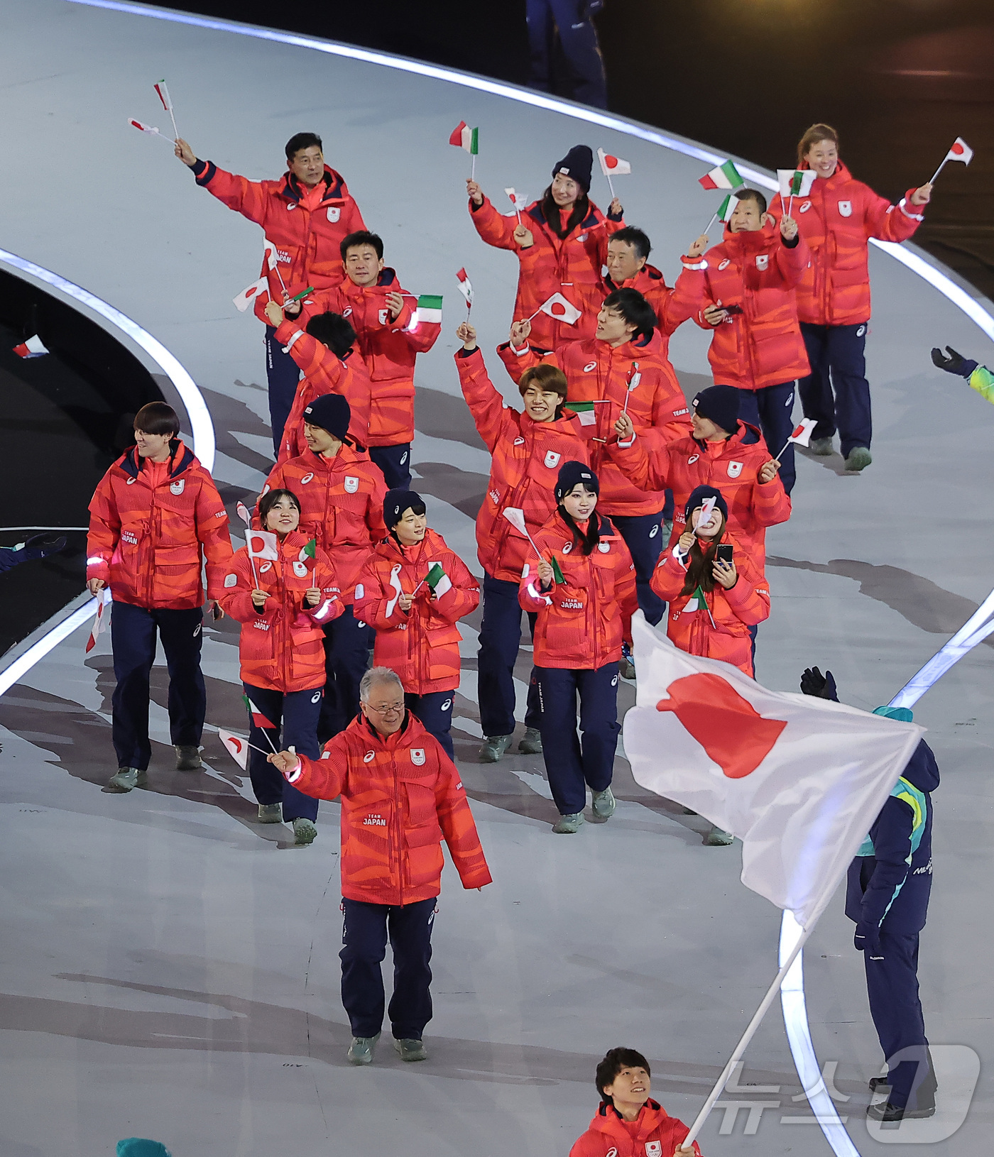(밀라노=뉴스1) 김성진 기자 = 6일 오후(현지시간) 이탈리아 밀라노 산시로 올림픽 스타디움에서 열린 2026 밀라노·코르티나담페초 동계올림픽대회 개회식에서 일본 선수단이 입장하 …