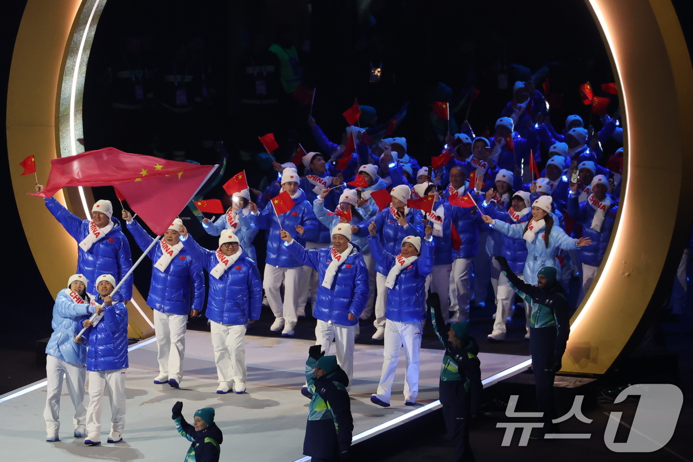 (밀라노=뉴스1) 김진환 기자 = 중국 선수단이 6일 오후(현지시간) 이탈리아 밀라노 산시로 올림픽 스타디움에서 열린 2026 밀라노·코르티나담페초 동계올림픽대회 개회식에 입장하고 …