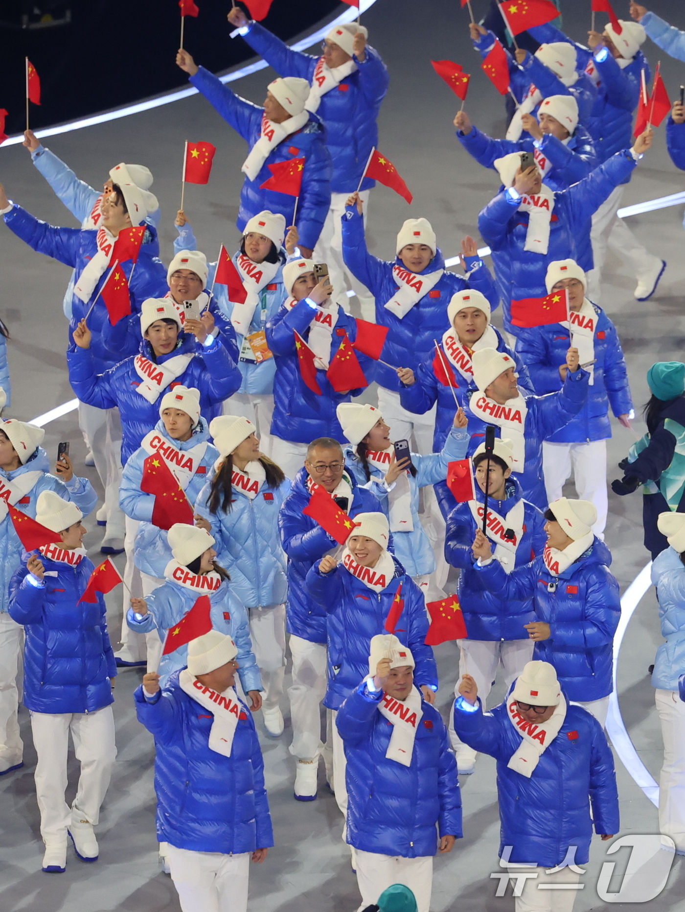 (밀라노=뉴스1) 김진환 기자 = 중국 선수단이 6일 오후(현지시간) 이탈리아 밀라노 산시로 올림픽 스타디움에서 열린 2026 밀라노·코르티나담페초 동계올림픽대회 개회식에 입장하고 …