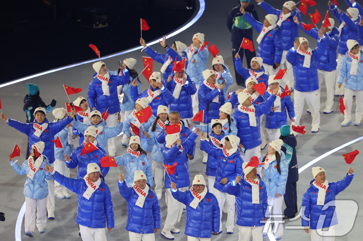 (밀라노=뉴스1) 김진환 기자 = 중국 선수단이 6일 오후(현지시간) 이탈리아 밀라노 산시로 올림픽 스타디움에서 열린 2026 밀라노·코르티나담페초 동계올림픽대회 개회식에 입장하고 …
