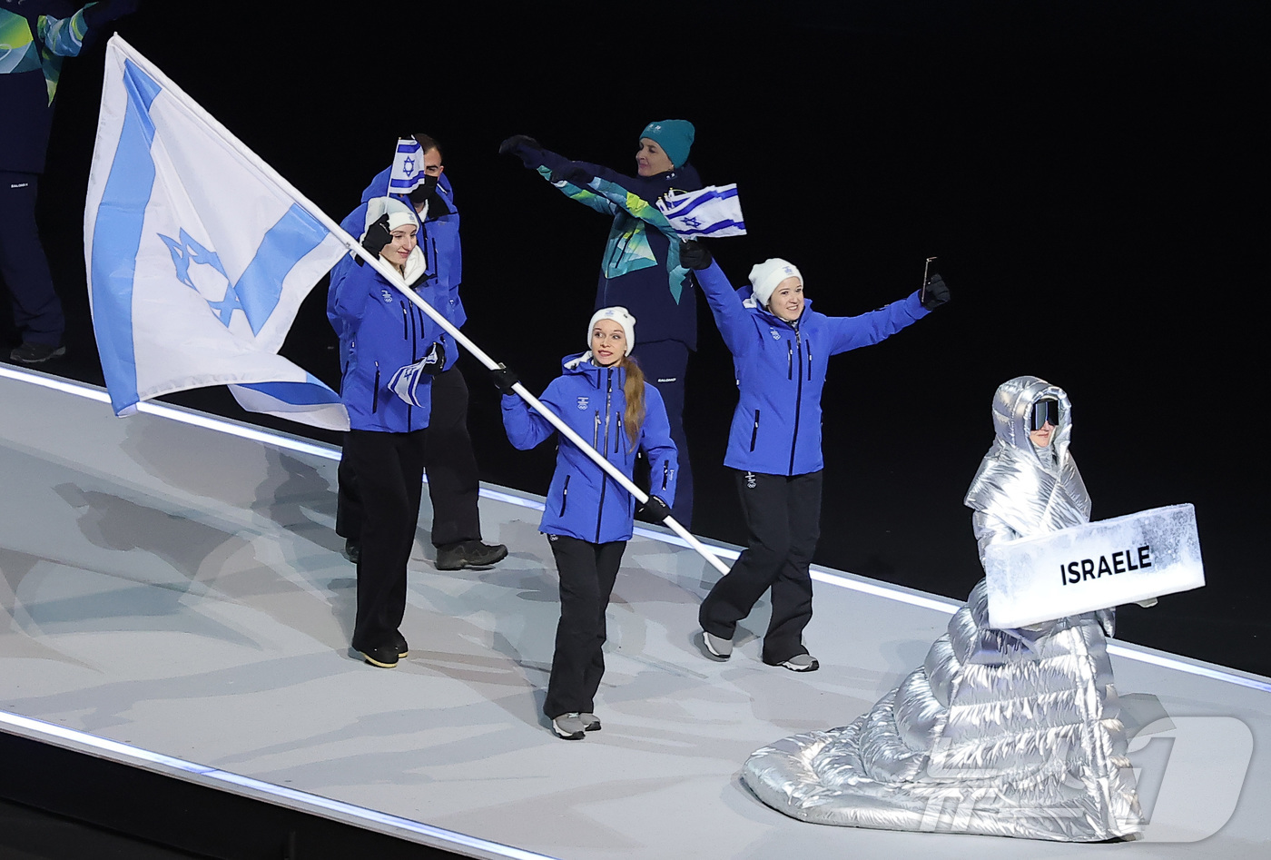 (밀라노=뉴스1) 김성진 기자 = 6일 오후(현지시간) 이탈리아 밀라노 산시로 올림픽 스타디움에서 열린 2026 밀라노·코르티나담페초 동계올림픽대회 개회식에서 이스라엘 선수단이 입 …