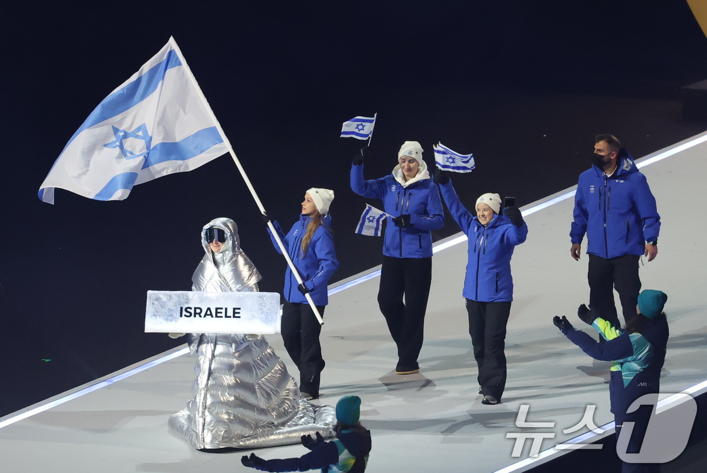(밀라노=뉴스1) 김진환 기자 = 6일 오후(현지시간) 이탈리아 밀라노 산시로 올림픽 스타디움에서 열린 2026 밀라노·코르티나담페초 동계올림픽대회 개회식에서 이스라엘 선수단이 입 …