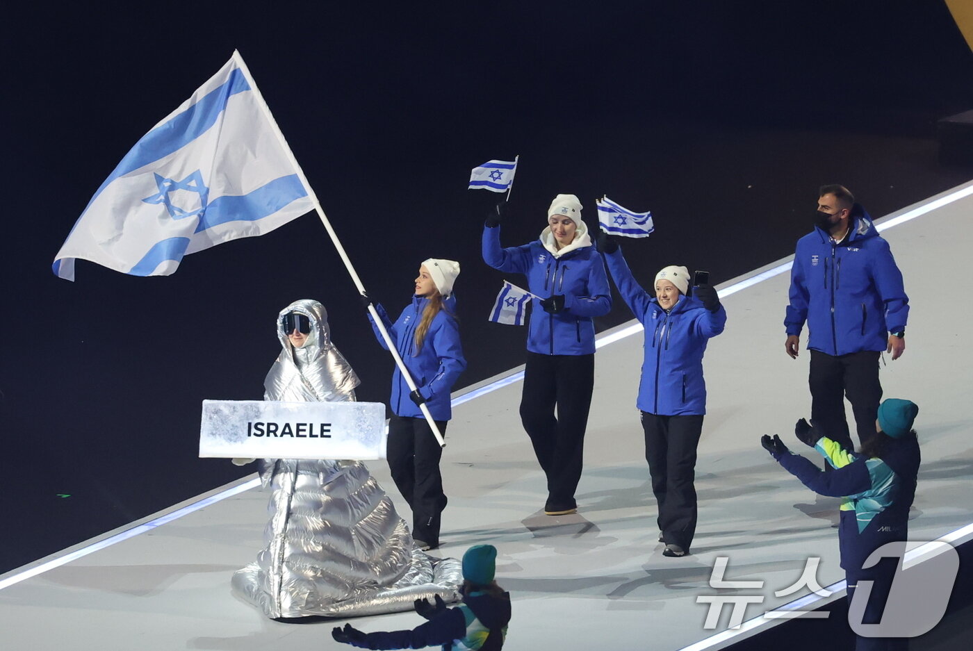 본문 이미지 - 6일 오후(현지시간) 이탈리아 밀라노 산시로 올림픽 스타디움에서 열린 2026 밀라노·코르티나담페초 동계올림픽대회 개회식에서 이스라엘 선수단이 입장하는 중 관중석에서 야유가 쏟아지고 있다. 2026.2.7 ⓒ 뉴스1 김진환 기자