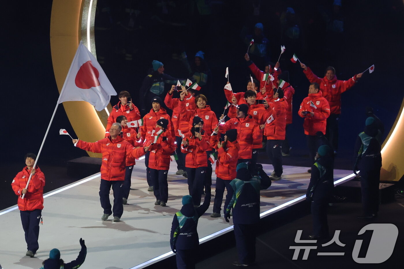 본문 이미지 - 일본 선수단이 6일 오후(현지시간) 이탈리아 밀라노 산시로 올림픽 스타디움에서 열린 2026 밀라노·코르티나담페초 동계올림픽대회 개회식에 입장하고 있다. 2026.2.7 ⓒ 뉴스1 김진환 기자