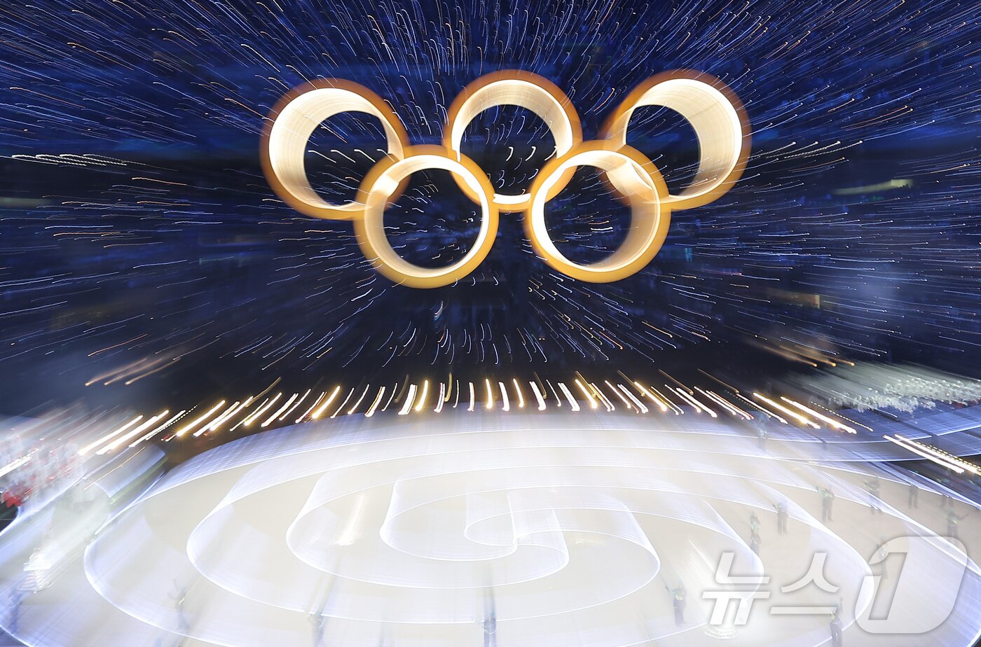 본문 이미지 - 6일 오후(현지시간) 이탈리아 밀라노 산시로 올림픽 스타디움에서 열린 2026 밀라노·코르티나담페초 동계올림픽대회 개회식에서 올림픽 오륜기가 빛나고 있다. 2026.2.7 ⓒ 뉴스1 김성진 기자