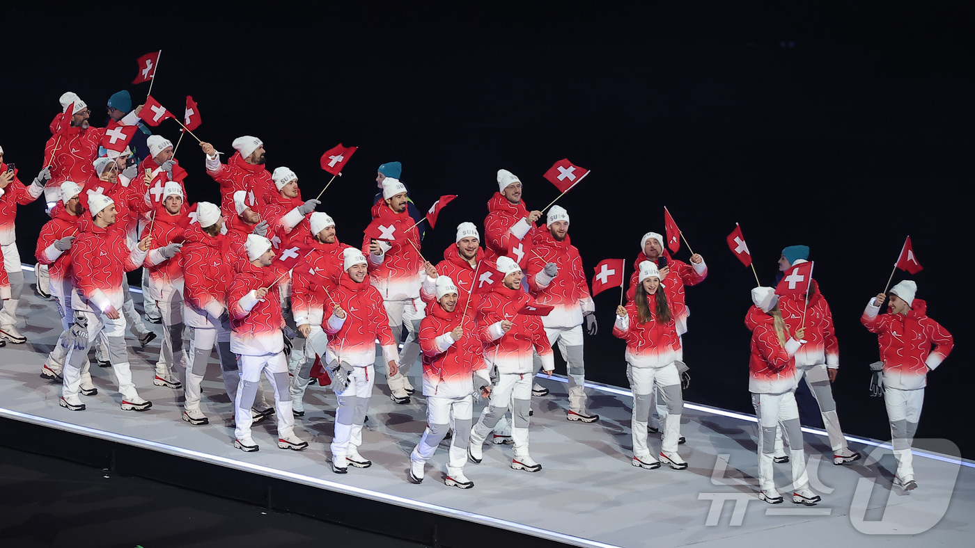 (밀라노=뉴스1) 김성진 기자 = 6일 오후(현지시간) 이탈리아 밀라노 산시로 올림픽 스타디움에서 열린 2026 밀라노·코르티나담페초 동계올림픽대회 개회식에서 스위스 선수단이 입장 …