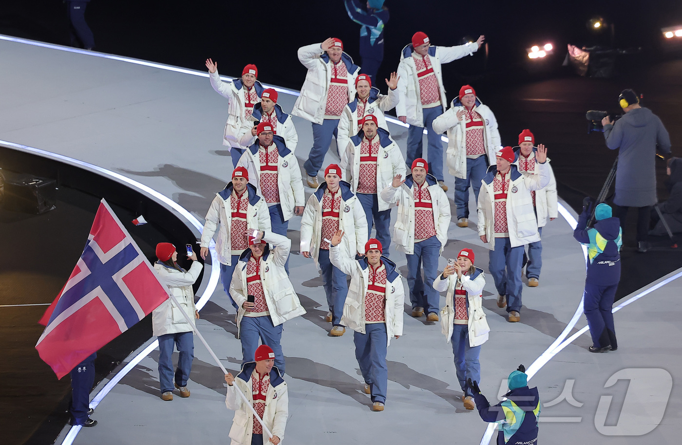 (밀라노=뉴스1) 김성진 기자 = 6일 오후(현지시간) 이탈리아 밀라노 산시로 올림픽 스타디움에서 열린 2026 밀라노·코르티나담페초 동계올림픽대회 개회식에서 노르웨이 선수단이 입 …
