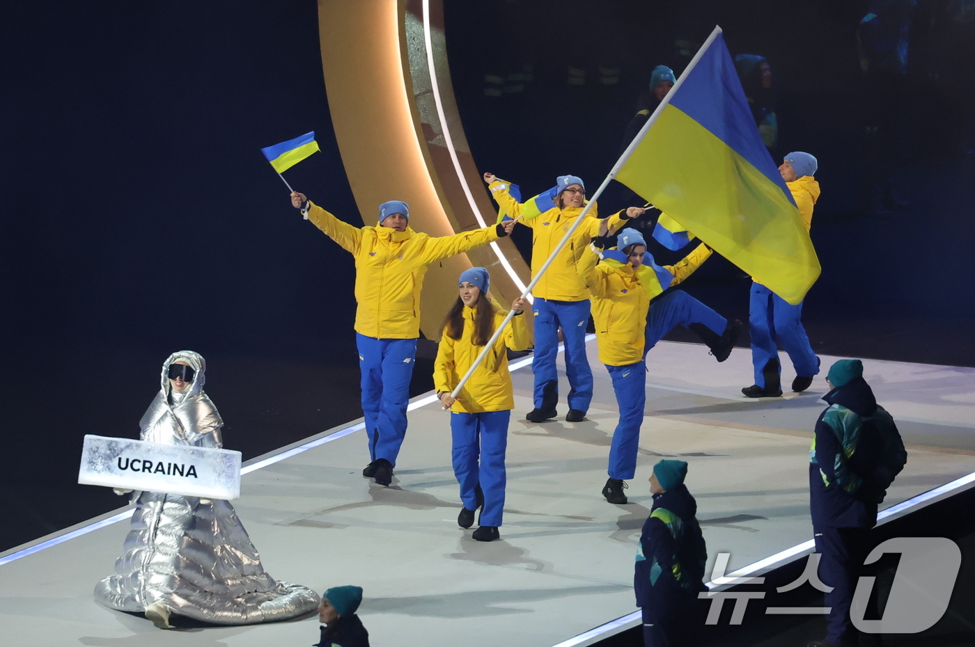 (밀라노=뉴스1) 김진환 기자 = 우크라이나 선수단이 6일 오후(현지시간) 이탈리아 밀라노 산시로 올림픽 스타디움에서 열린 2026 밀라노·코르티나담페초 동계올림픽대회 개회식에 입 …