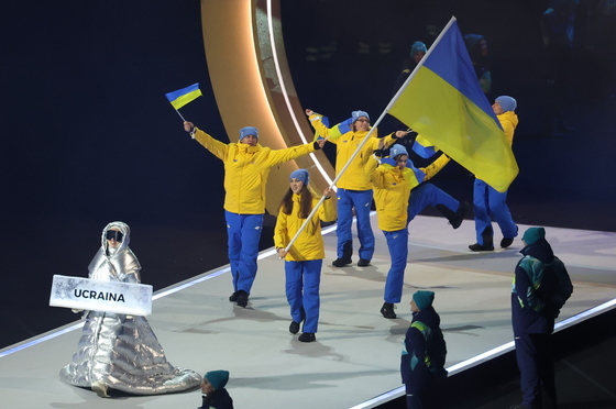 우크라이나 선수단 입장에 관중석 '박수'