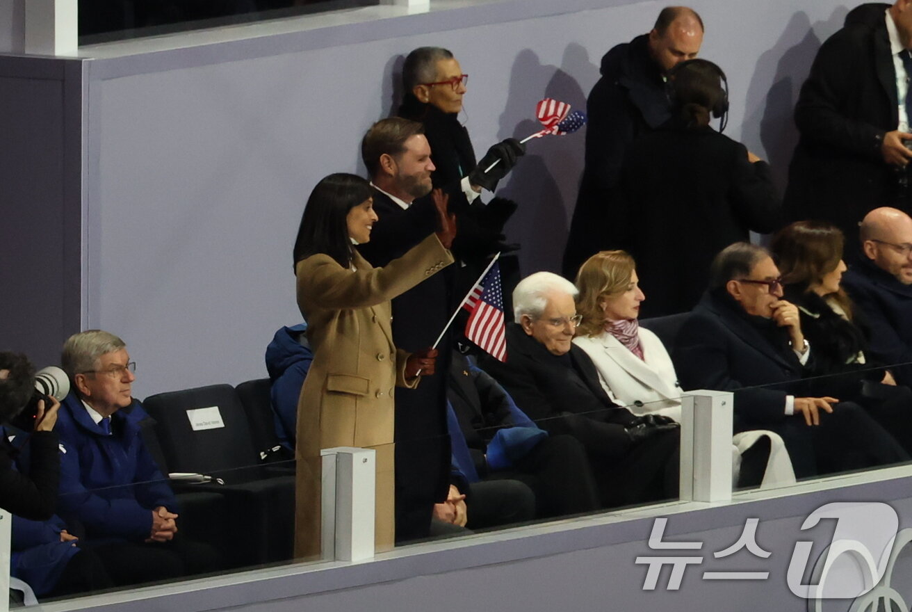본문 이미지 - JD 밴스 미국 부통령 부부가 6일 오후(현지시간) 이탈리아 밀라노 산시로 올림픽 스타디움에서 열린 2026 밀라노·코르티나담페초 동계올림픽대회 개회식에 참석해 미국 선수단이 입장하자 손을 흔들고 있다. 2026.2.7 ⓒ 뉴스1 김진환 기자
