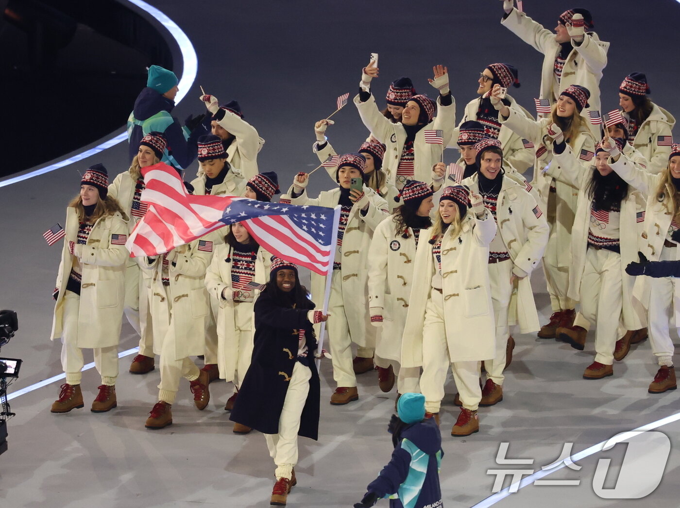 본문 이미지 - 미국 선수단이 6일 오후(현지시간) 이탈리아 밀라노 산시로 올림픽 스타디움에서 열린 2026 밀라노·코르티나담페초 동계올림픽대회 개회식에 입장하고 있다. 2026.2.7 ⓒ 뉴스1 김진환 기자