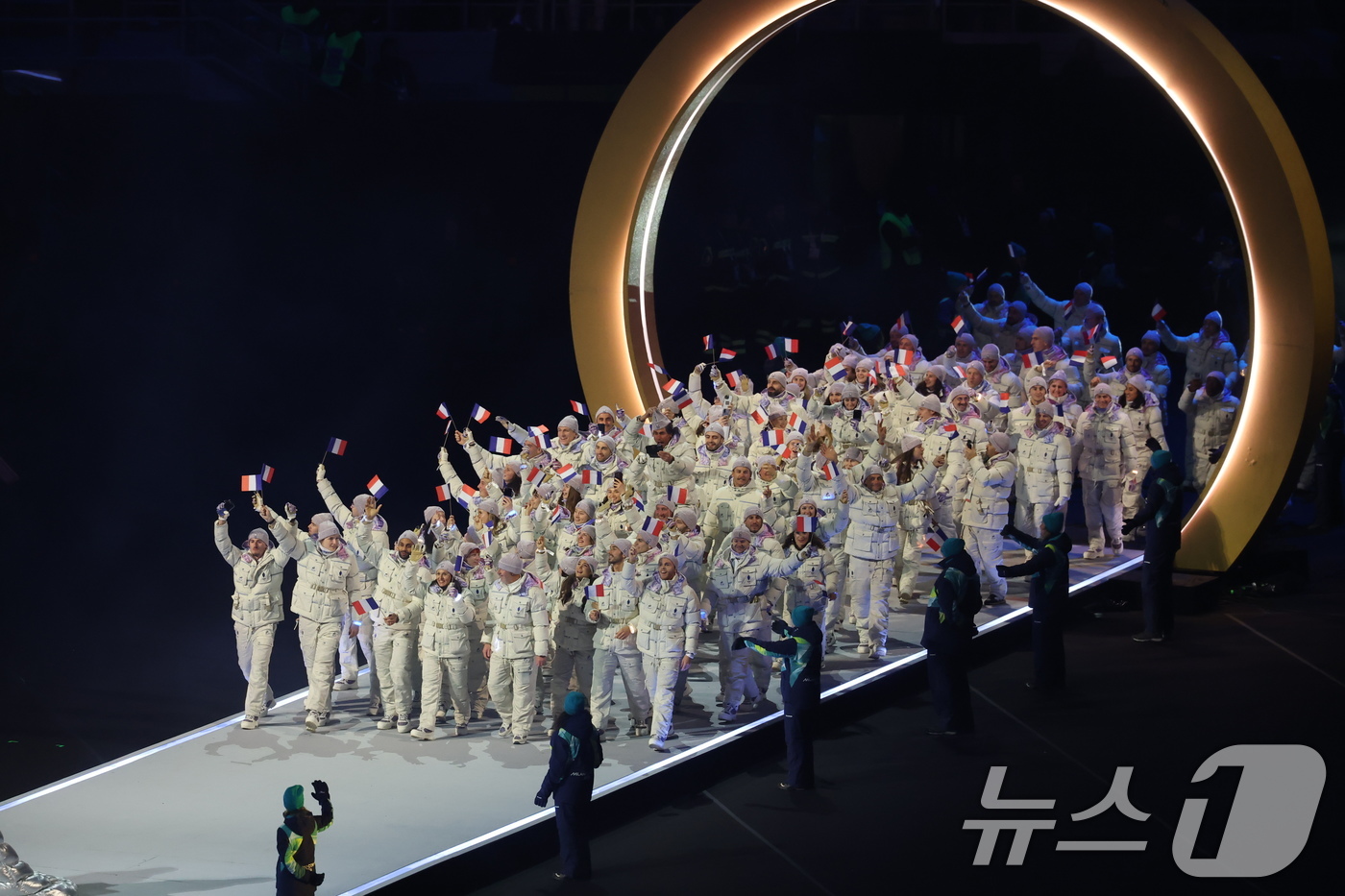 (밀라노=뉴스1) 김진환 기자 = 프랑스 선수단이 6일 오후(현지시간) 이탈리아 밀라노 산시로 올림픽 스타디움에서 열린 2026 밀라노·코르티나담페초 동계올림픽대회 개회식에 입장하 …