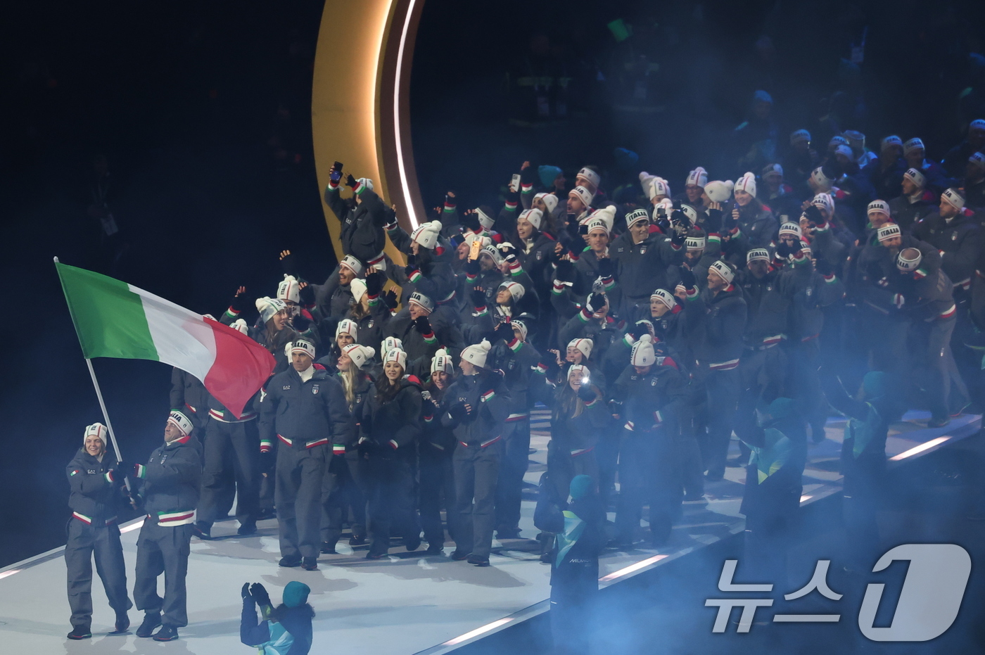 (밀라노=뉴스1) 김진환 기자 = 이탈리아 선수단이 6일 오후(현지시간) 이탈리아 밀라노 산시로 올림픽 스타디움에서 열린 2026 밀라노·코르티나담페초 동계올림픽대회 개회식에 입장 …