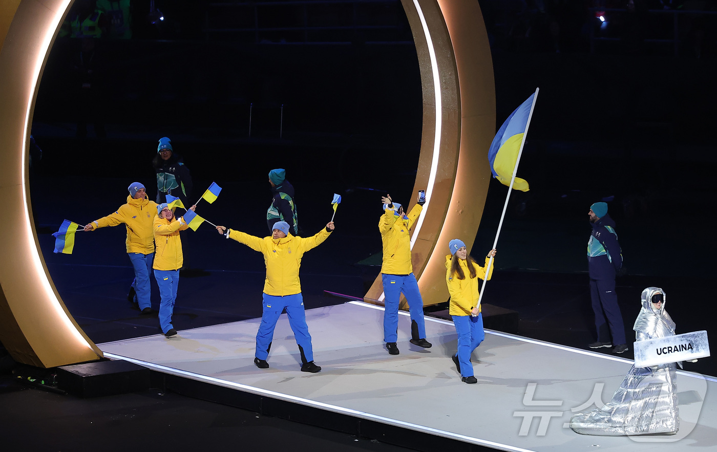 (밀라노=뉴스1) 김성진 기자 = 6일 오후(현지시간) 이탈리아 밀라노 산시로 올림픽 스타디움에서 열린 2026 밀라노·코르티나담페초 동계올림픽대회 개회식에서 우크라이나 선수단이 …