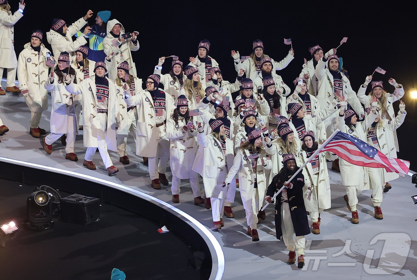 본문 이미지 - 6일 오후(현지시간) 이탈리아 밀라노 산시로 올림픽 스타디움에서 열린 2026 밀라노·코르티나담페초 동계올림픽대회 개회식에서 미국 선수단이 입장하고 있다. 2026.2.7 ⓒ 뉴스1 김성진 기자