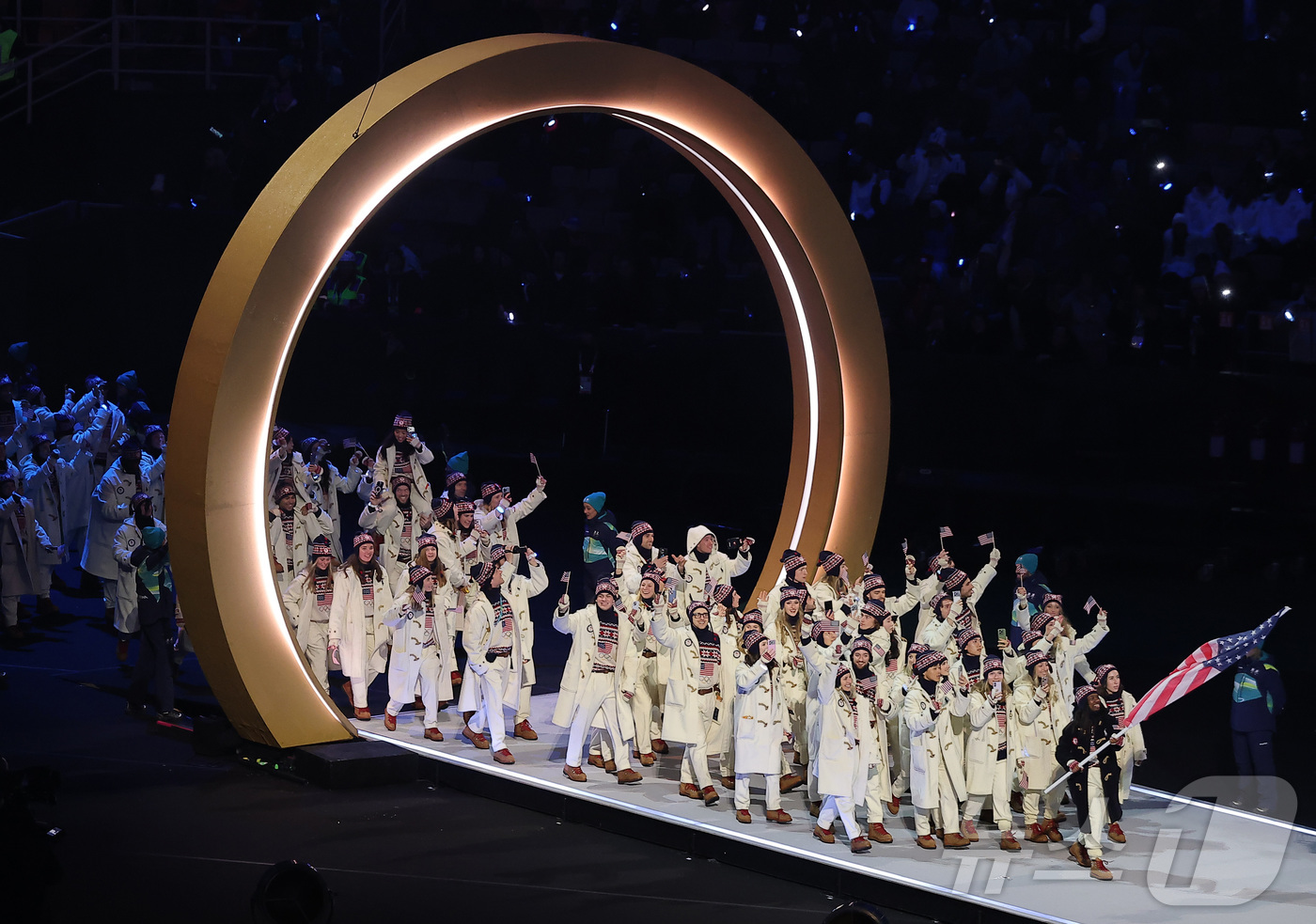 (밀라노=뉴스1) 김성진 기자 = 6일 오후(현지시간) 이탈리아 밀라노 산시로 올림픽 스타디움에서 열린 2026 밀라노·코르티나담페초 동계올림픽대회 개회식에서 미국 선수단이 입장하 …