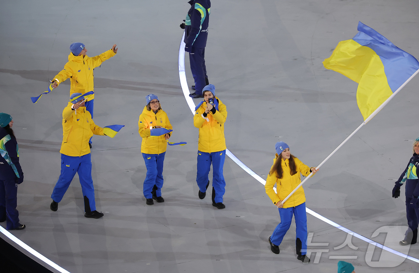 (밀라노=뉴스1) 김성진 기자 = 6일 오후(현지시간) 이탈리아 밀라노 산시로 올림픽 스타디움에서 열린 2026 밀라노·코르티나담페초 동계올림픽대회 개회식에서 우크라이나 선수단이 …